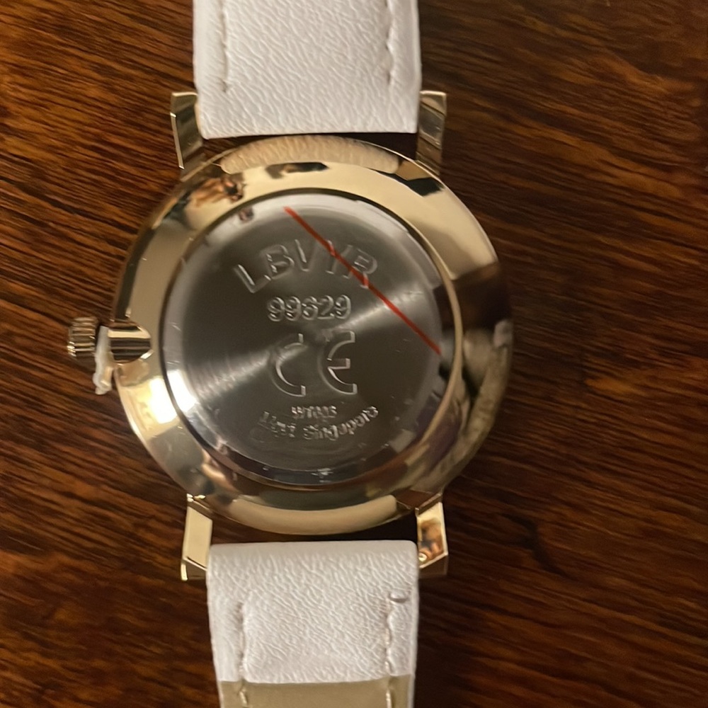 Yves Rocher Women's White and Gold Watch in Original Packaging Never Worn NWT - Picture 3 of 4